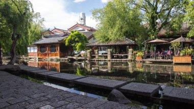 逃离违建房屋